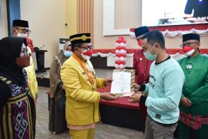 Ketua PKK Kota, Dampingi Walikota Serahkan AK dan Kartu KIA