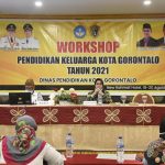 Jusmiaty Pemateri Pada Workshop Pendidikan Keluarga