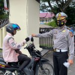 Tim Operasi Patuh Ajak Pengendara Ikut Vaksinasi, Kabag Bin Opsnal Dit Lantas Berbagi Masker