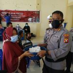 Kapolres Bone Bolango Bagikan Beras Kepada Peserta Vaksin