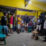 Polisi Bubarkan Warga Pelanggar PPKM