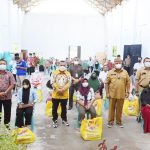 Gubernur Rusli Bagikan BLP3G Ditiga Kecamatan