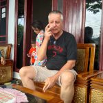 Serahkan Alat Dapur, Kasur, Beras, dan Makanan, Bule Jerman Bantu Korban Banjir di Kabgor