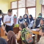 Siswa SD Sandalan Curhat ke Bupati
