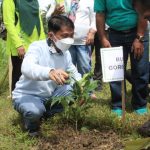 Bupati Tanam Tebubuya di Kawasan Bandara