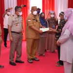 Gubernur Serahkan 15 Ribu Sertifikat Tanah Rakyat