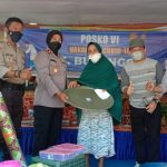 Wakapolres Bone Bolango Bagikan Sembako Kepada Peserta Vaksin