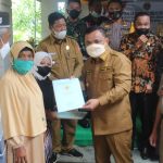 Wabup Serahkan Sertifikat Tanah Molanihu