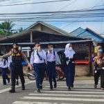 Personil Dit Samapta Bantu Siswa Atur Lalin