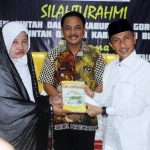 Nelson Diberi Buku Sejarah Tokoh Budaya Buol