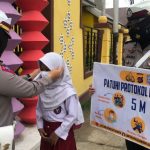 Polwan Polres Gorontalo Kota Bagikan Masker