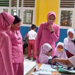 Bhayangkari Bonebol Tinjau Vaksinasi di SD 9 Tilongkabila