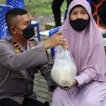 Sat Binmas Polres Bone Bolango Antar Jemput Lansia Ikut Vaksinasi