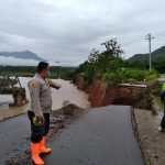 Polsek Suwawa Police Line Jalan Amblas di Suwawa Selatan