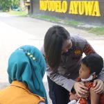 Polwan Gorontalo Hibur Anak-Anak Ikut Vaksinasi