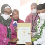 Warga Desa Dulomo Terima Sertifikat PTSL