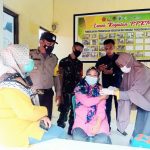 Polsek Kota Timur Vaksinasi Warga di Pasar Moodu