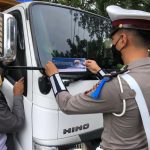 Personil Ops Keselamatan Berbagi Masker dan Stiker Tertib Lalu Lintas