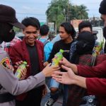 Polwan Berbagi Takjil Kepada Mahasiswa