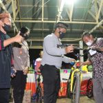 Kapolres Bagikan Door prize Kepada Masyarakat