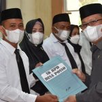 Plt Bupati Gorut Lantik 2 Penjabat Kades dan 6 Pengurus BPD
