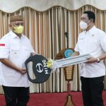 Rusli Penuhi Janjinya, Serahkan Hibah Mobil Untuk IPDN