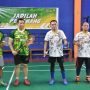 Tim Kominfo (kiri) vs tim Bappeda (kanan) saat bertanding pada laga perdana Korpri Gorontalo Master Badminton. (Foto:dok)