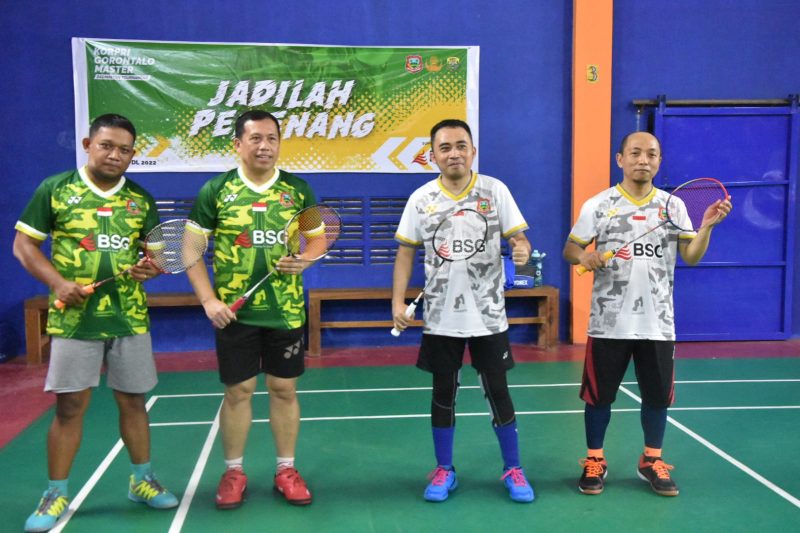 Tim Kominfo (kiri) vs tim Bappeda (kanan) saat bertanding pada laga perdana Korpri Gorontalo Master Badminton. (Foto:dok)