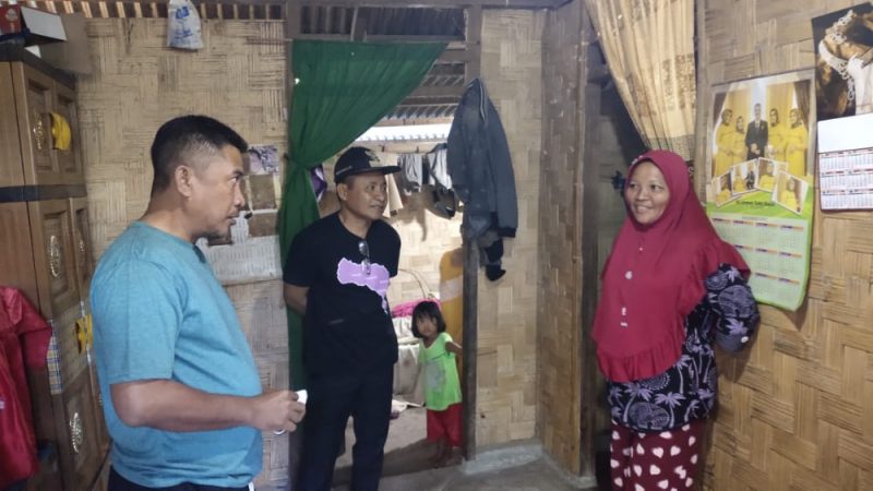 Tampak kadis Perkim Haris Tome terus mendata warga yang berstatus penerima BSPS-PKE di Kabupaten Gorontalo. (Foto:dok)