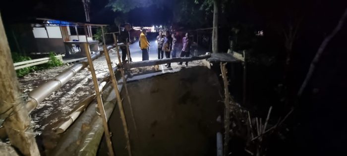 Jembatan yang rusak di Desa Pulubala, Kecamatan Pulubala mendapat perhatian Wabup Hendra. (Foto:dok)