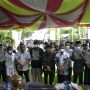 Bupati dan Wakil Bupati Kabupaten Gorontalo bersama warga Desa menerima sertifikat gratis. (Foto: dok)