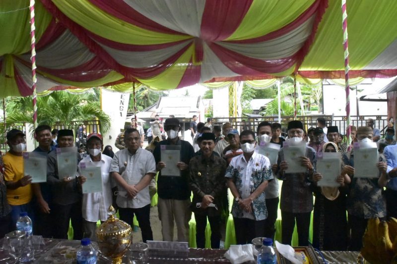 Bupati dan Wakil Bupati Kabupaten Gorontalo bersama warga Desa menerima sertifikat gratis. (Foto: dok)