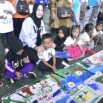 Hari Anak Nasional tahun 2022 Tingkat Kabupaten Gorontalo diwarnai dengan lomba melukis anak yang jumlahnya ratusan. Mereka menuangkan segala idenya dalam kain sepanjang 200 meter. (Foto:dok)