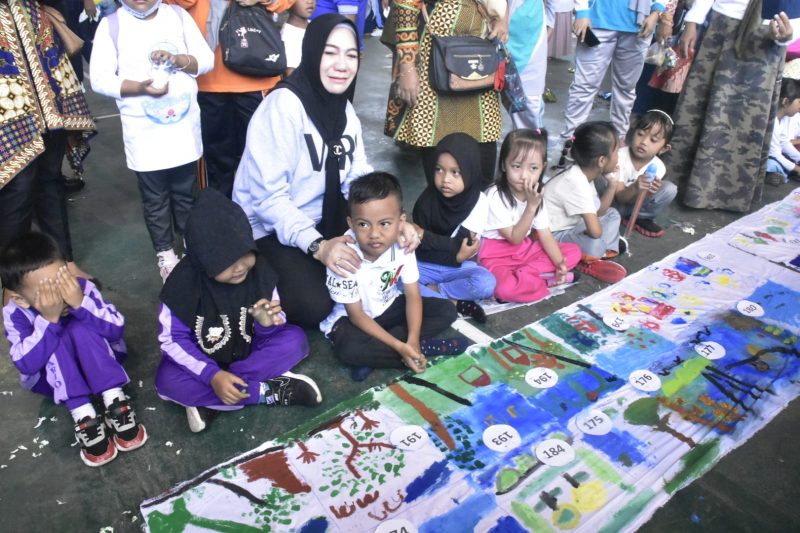 Hari Anak Nasional tahun 2022 Tingkat Kabupaten Gorontalo diwarnai dengan lomba melukis anak yang jumlahnya ratusan. Mereka menuangkan segala idenya dalam kain sepanjang 200 meter. (Foto:dok)
