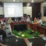 Diruang Upango Badan Keuangan Kabgor, tampak pihak terkait KLA melalui virtual menghadiri malam penganugerahan kota layak anak bersama Bupati yang langsung ada di Jakarta. (Foto:dok)