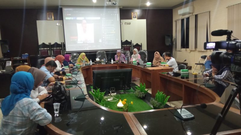 Diruang Upango Badan Keuangan Kabgor, tampak pihak terkait KLA melalui virtual menghadiri malam penganugerahan kota layak anak bersama Bupati yang langsung ada di Jakarta. (Foto:dok)