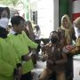 Kick Off Vaksinasi Covid-19 dosis Boster ke-2 bagi tenaga kesehatan digelar dihalaman Dinas Kesehatan. Bupati bersama ibu tampak mengapresiasi kegiatan ini. (Foto:dok)