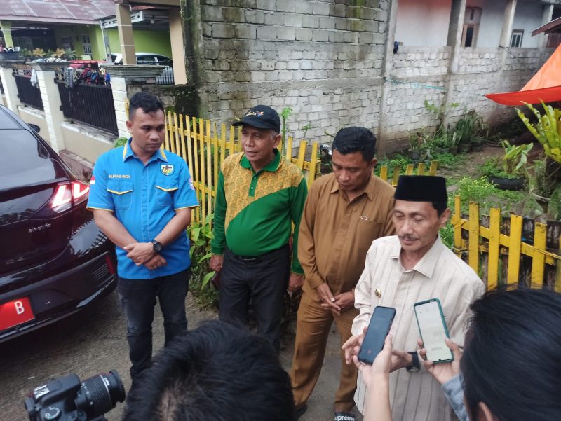 Bupati saat diwawancarai para media usai meninjau rumah yang akan dibangun oleh Dinas Perkim. (Foto:dok)