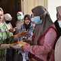 Prof. Fory Naway membagikan makanan siap saji kepada pasien dan keluarga pasien di rumah sakit MM Dunda Limboto.