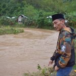 Bupati Nelson Pomalingo bersama beberapa instansi terkait pemerintah meninjau lokasi lokasi bencana banjir diwilayah Tibawa Cs. (Foto:dok)
