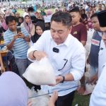 Bupati Hamim Pou Jualan Sembako Murah di  Bone Pesisir