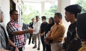 Penjagub Gorontalo Hamka Hendra Noer saat mendatangi asarama mahasiswa Gorontalo di Jakarta