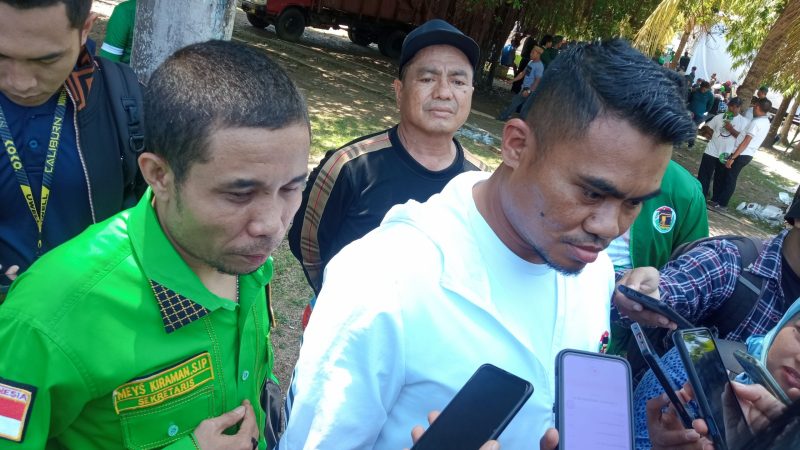 Sekertaris DPC PPP Meys Kiraman saat mendampingi Sawaludin disesi wawancara wartawan. (foto:dok)