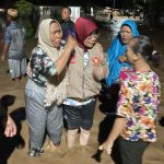 Aleg Gerindra DPRD Provinsi Gorontalo Siti Nurain Sompie turun langsung dilokasi banjir. Menampung curhatan warga yang tertimpa musibah, sambil mengevakuasi mereka disalah satu rumah. (Foto:dok)