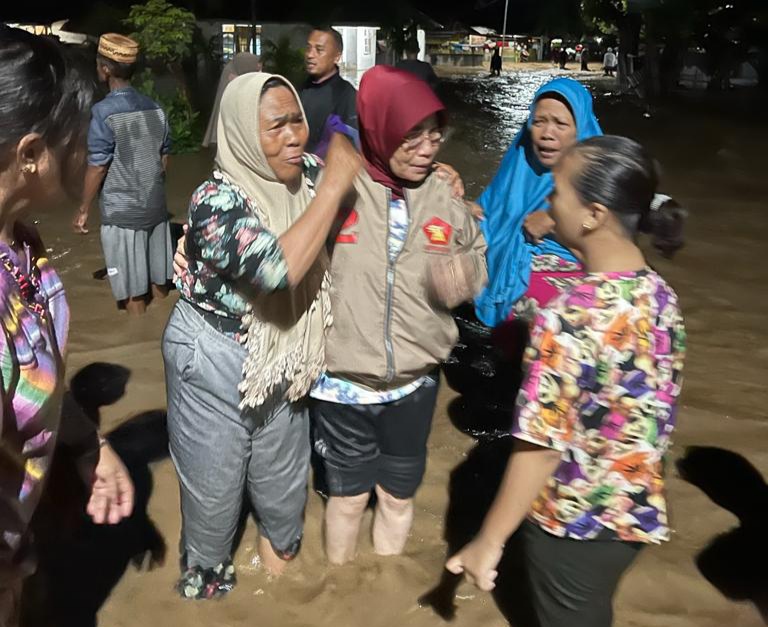 Aleg Gerindra DPRD Provinsi Gorontalo Siti Nurain Sompie turun langsung dilokasi banjir. Menampung curhatan warga yang tertimpa musibah, sambil mengevakuasi mereka disalah satu rumah. (Foto:dok)