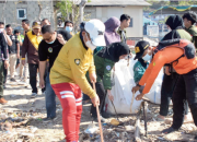 Dipenuhi Sampah, 100 Relawan Bersihkan Pantai Pohe
