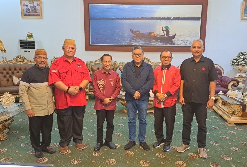 Pertemuan petinggi PDIP Gorontalo bersama Prof Nelson Pomalingo, Sarwan Laduhu mengawal kedatangan Sekjend PDIP Hasto Kristiyanto. (foto:dok)