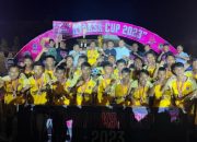 Tim Juara sepakbola kecamatan Batudaa , mengangkat trofi bersama Kajati Gorontalo dan forkopimda lainnya. (foto:dok)