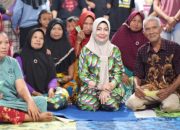 Prof. Fory Paling Suka Duduk Melantai, Tokoh Perempuan Sederhana