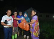 Ditengah Malam, Istri Bupati Kabgor Fory Nawai Bagikan Makanan ke Warga Korban Banjir